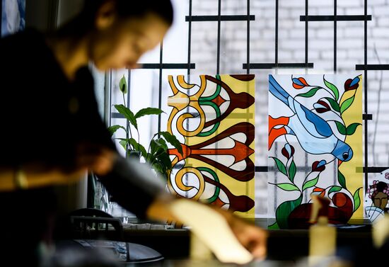 Mirror and stain glass production in Veliky Novgorod