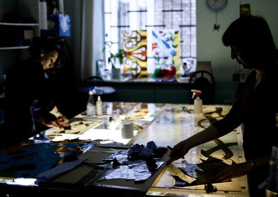 Mirror and stain glass production in Veliky Novgorod