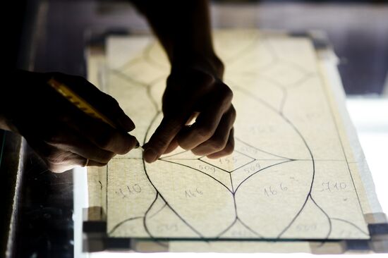 Mirror and stain glass production in Veliky Novgorod