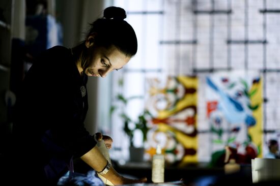 Making stained-glass windows and mirrors in Veliky Novgorod