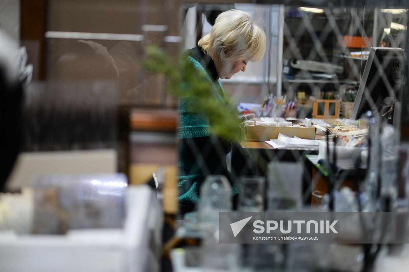 Making stained-glass windows and mirrors in Veliky Novgorod