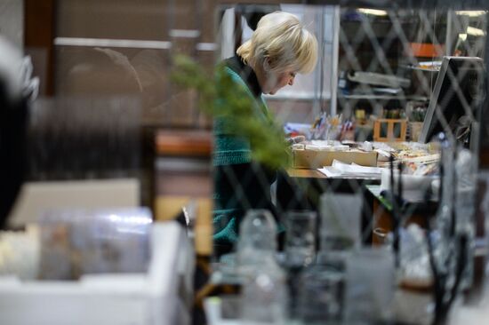 Making stained-glass windows and mirrors in Veliky Novgorod