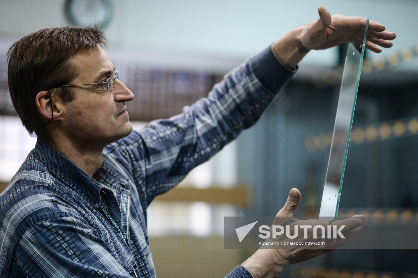 Making stained-glass windows and mirrors in Veliky Novgorod