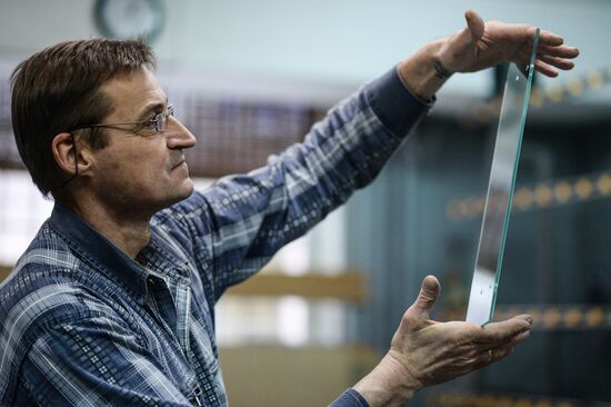 Making stained-glass windows and mirrors in Veliky Novgorod