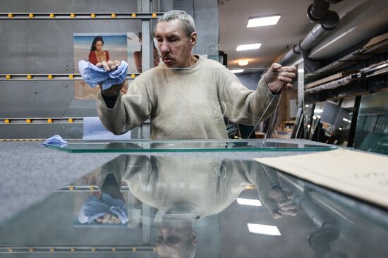 Mirror and stained glass production in Veliky Novgorod