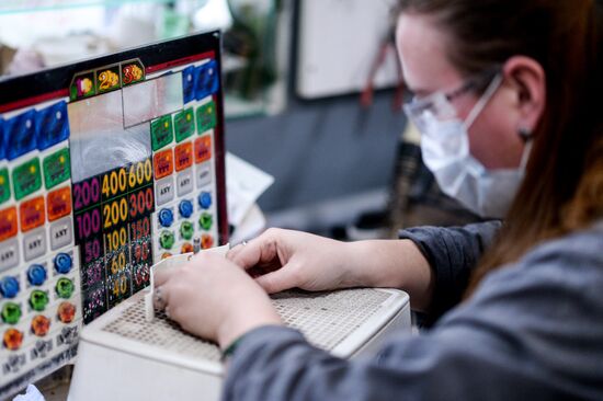 Making stained-glass windows and mirrors in Veliky Novgorod
