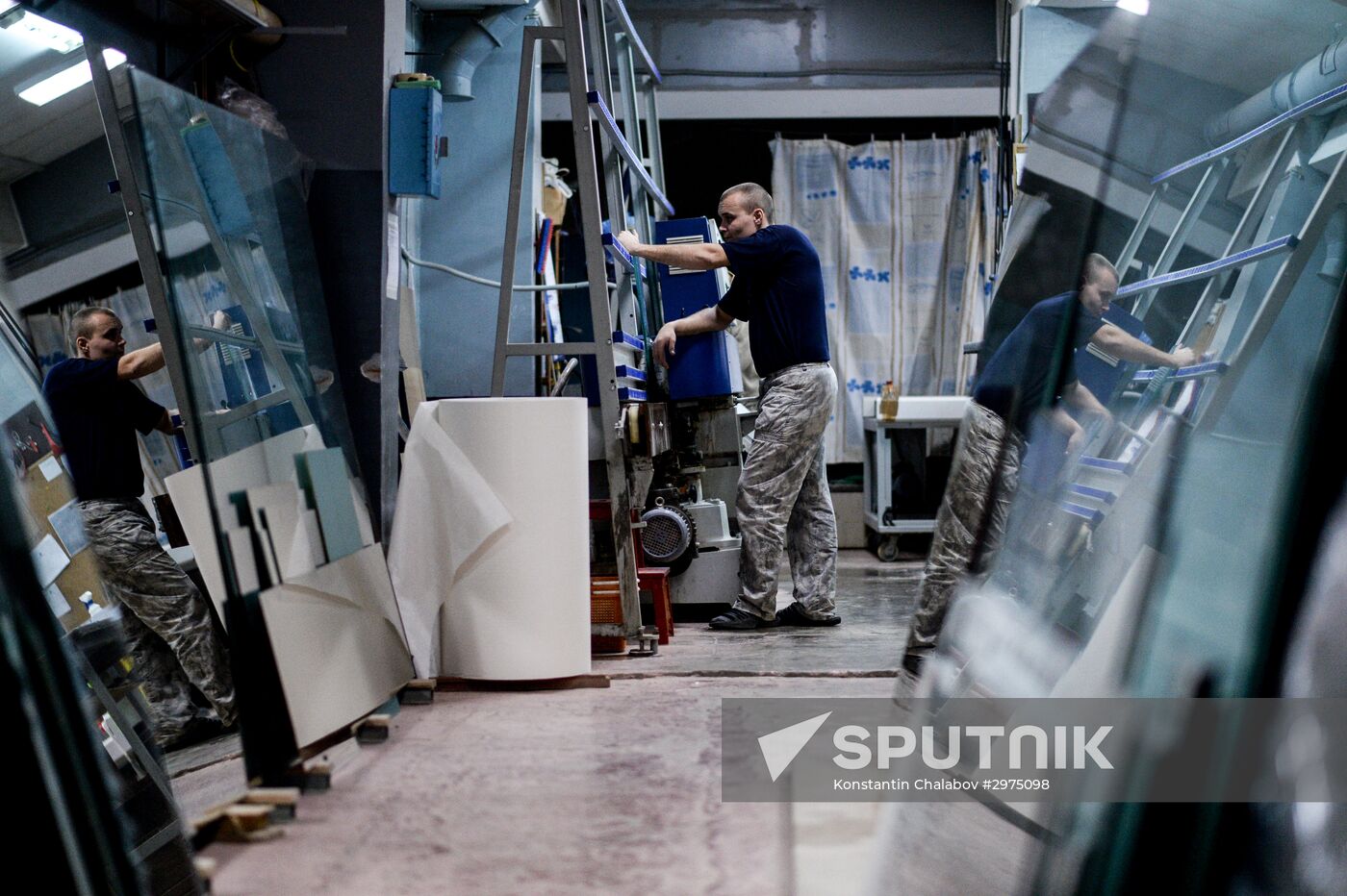Making stained-glass windows and mirrors in Veliky Novgorod
