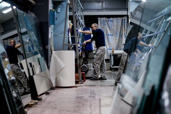 Making stained-glass windows and mirrors in Veliky Novgorod