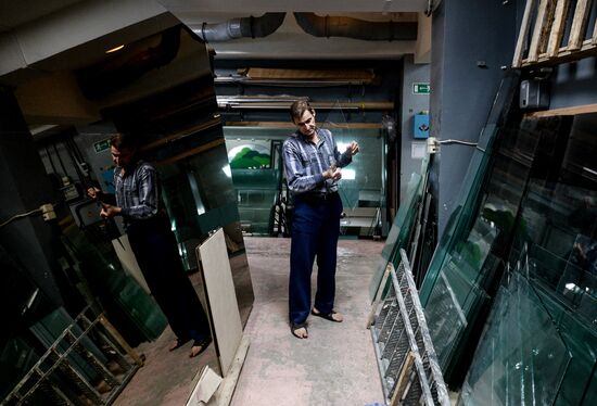 Mirror and stain glass production in Veliky Novgorod