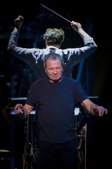 Deep Purple Ian Gillan gives concert in St. Petersburg