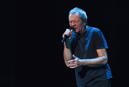 Deep Purple Ian Gillan gives concert in St. Petersburg