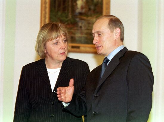 Russian President Vldimir Putin meets with Angela Merkel