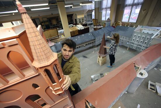 Assembling Koenigsberg Castle model