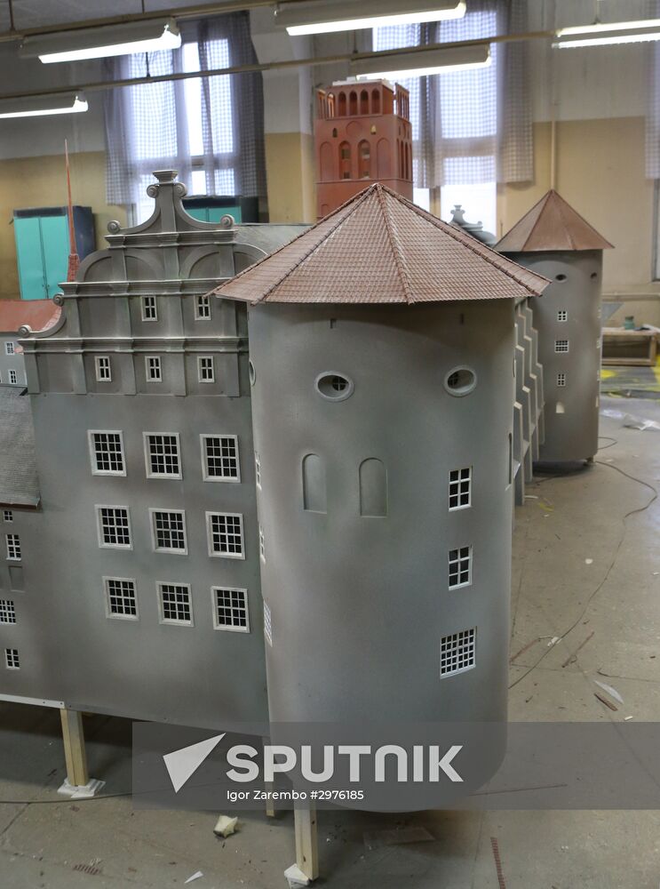 Assembling Koenigsberg Castle model