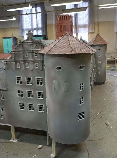 Assembling Koenigsberg Castle model