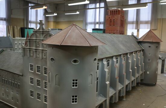 Assembling Koenigsberg Castle model