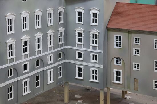 Assembling Koenigsberg Castle model