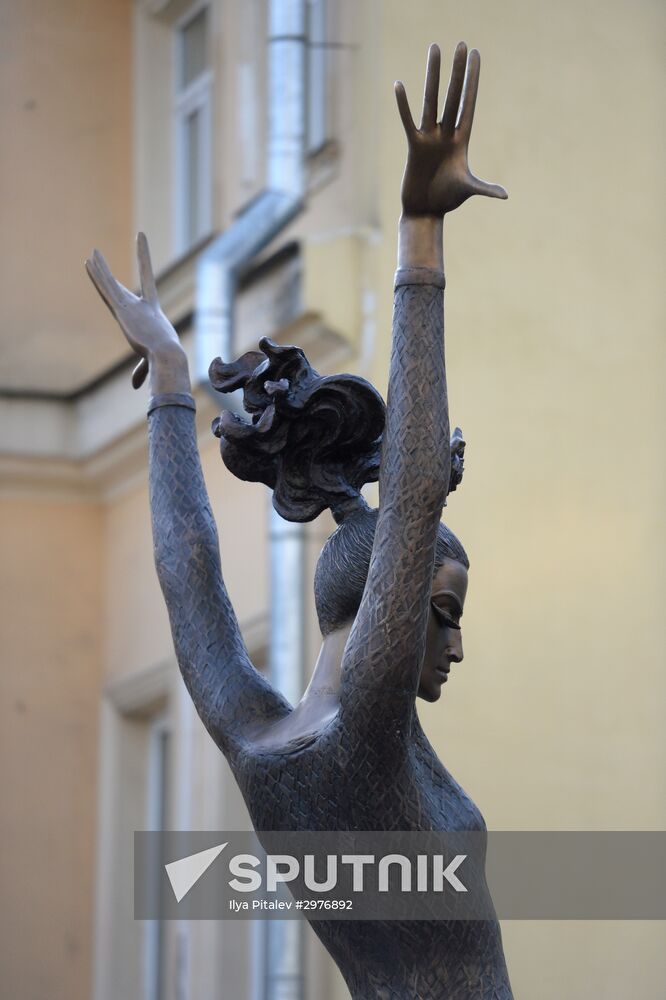 Maya Plisetskaya monument unveiled in Moscow