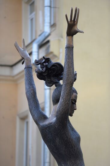 Maya Plisetskaya monument unveiled in Moscow