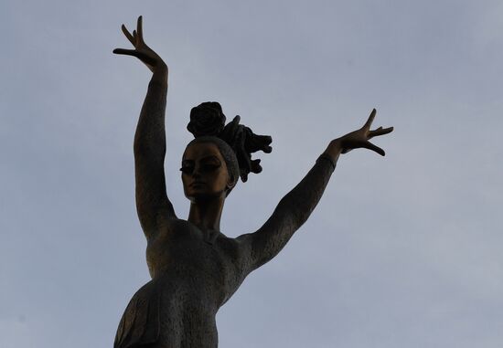 Maya Plisetskaya monument unveiled in Moscow