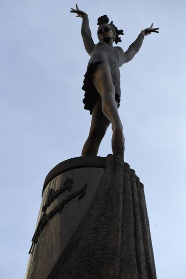 Maya Plisetskaya monument unveiled in Moscow