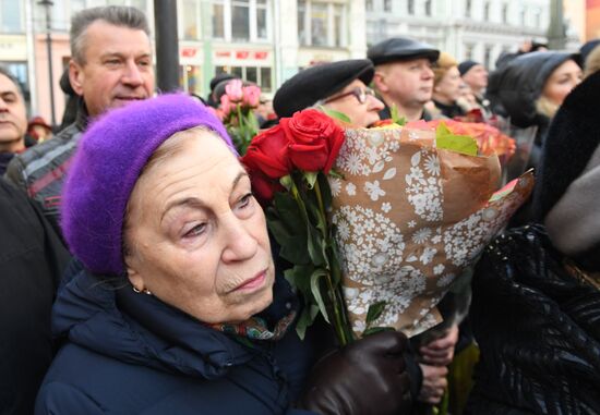 Maya Plisetskaya monument unveiled in Moscow