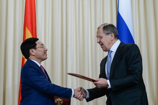 Russian Foreign Minister Sergei Lavrov meets with Foreign Minister of Vietnam Pham Binh Minh