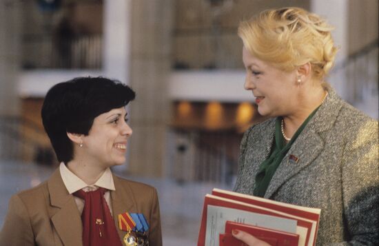 Soviet athlete I. Rodnina and actress V. Artmane