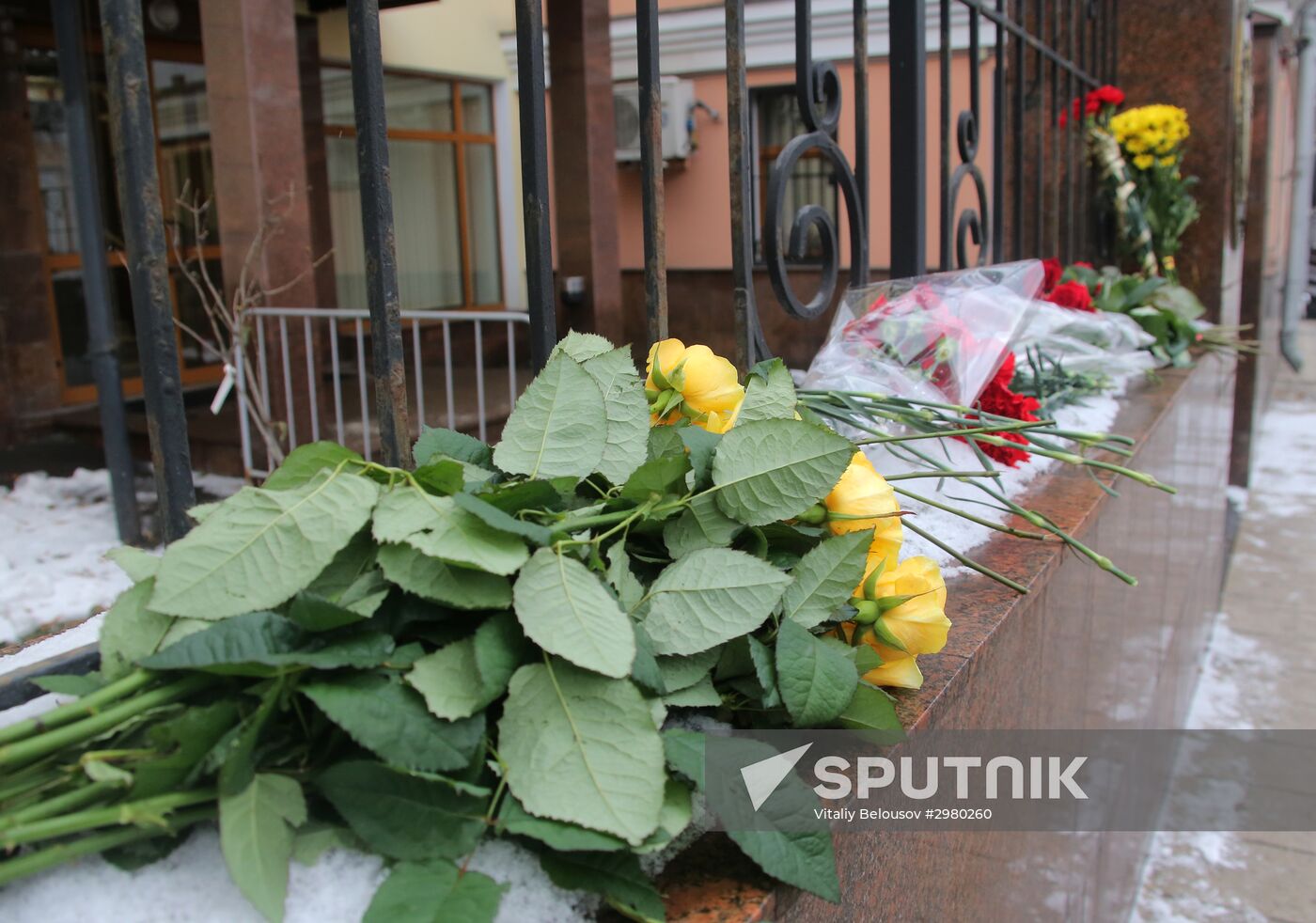 Moscow resident bring flowers to Cuban Embassy in memory of Fidel Castro