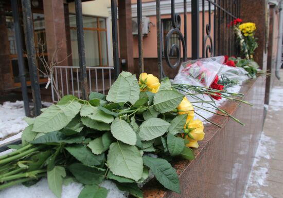 Moscow resident bring flowers to Cuban Embassy in memory of Fidel Castro