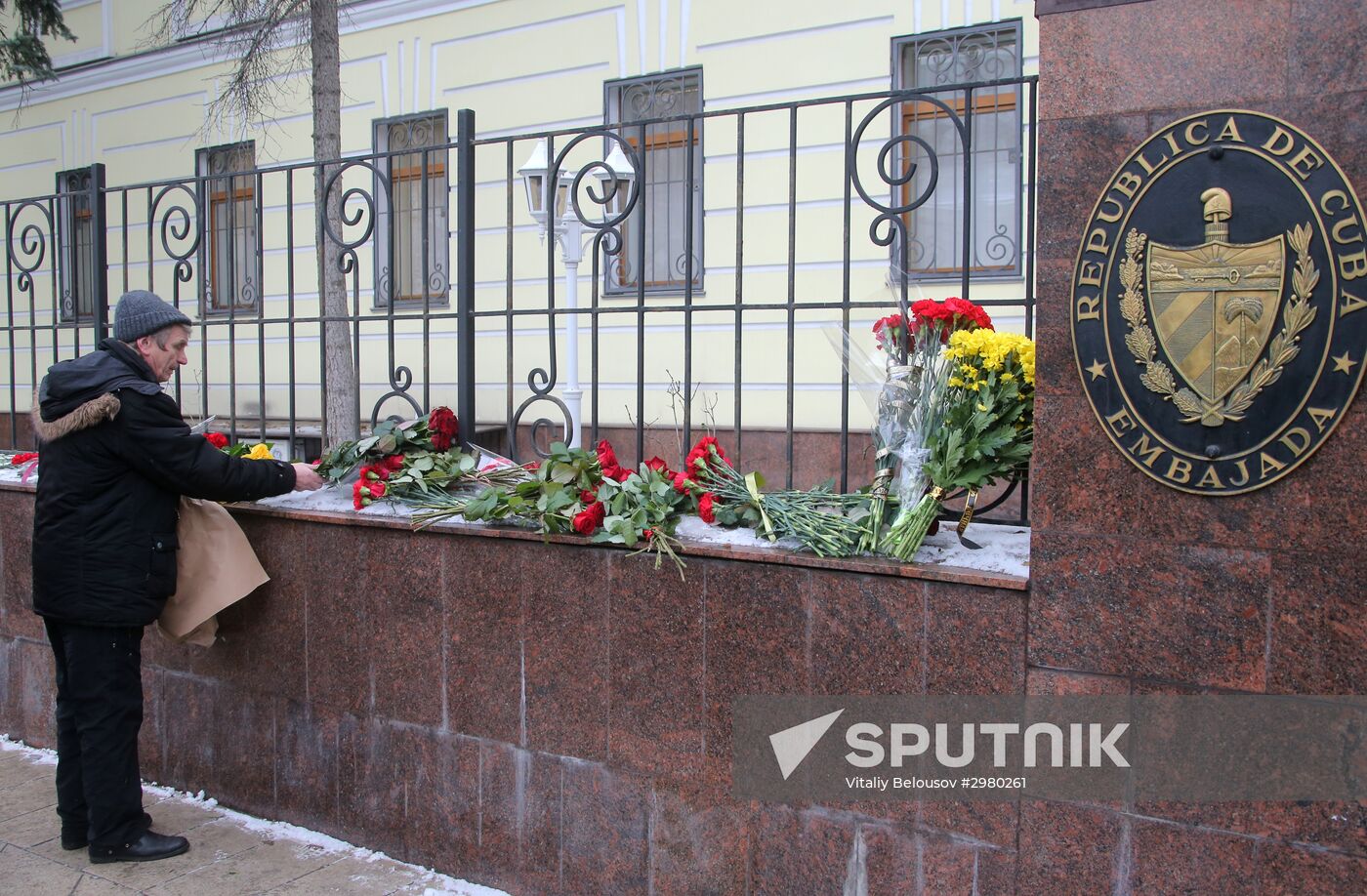 Moscow residents bring flowers to Cuban Embassy in memory of Fidel Castro