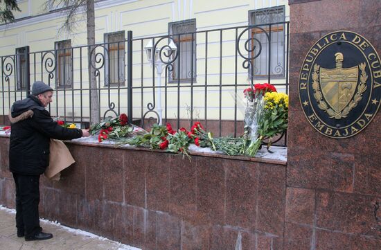 Moscow residents bring flowers to Cuban Embassy in memory of Fidel Castro
