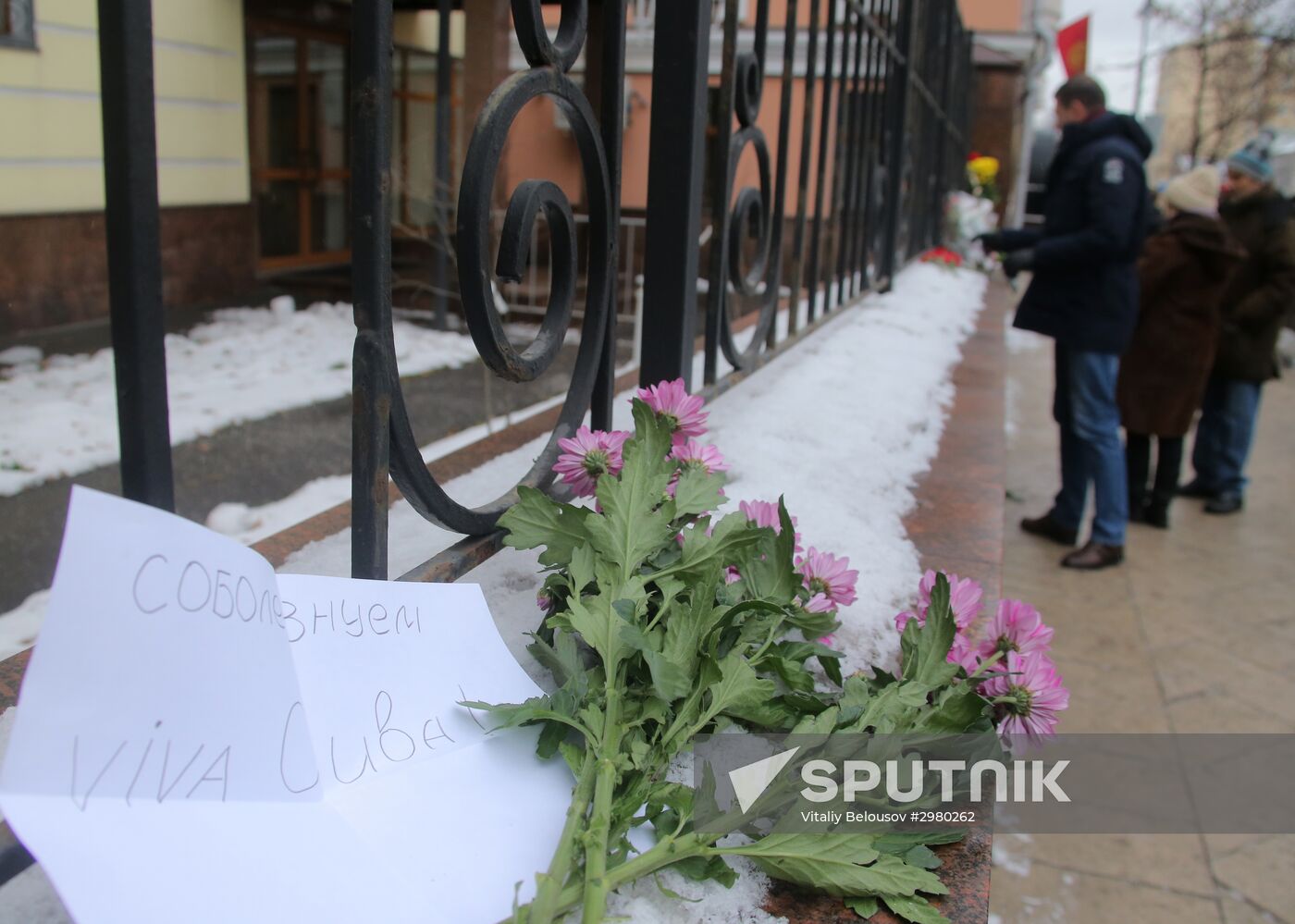 Moscow residents bring flowers to Cuban Embassy in memory of Fidel Castro