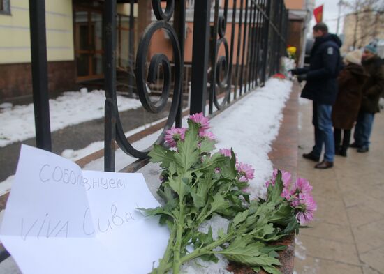 Moscow residents bring flowers to Cuban Embassy in memory of Fidel Castro