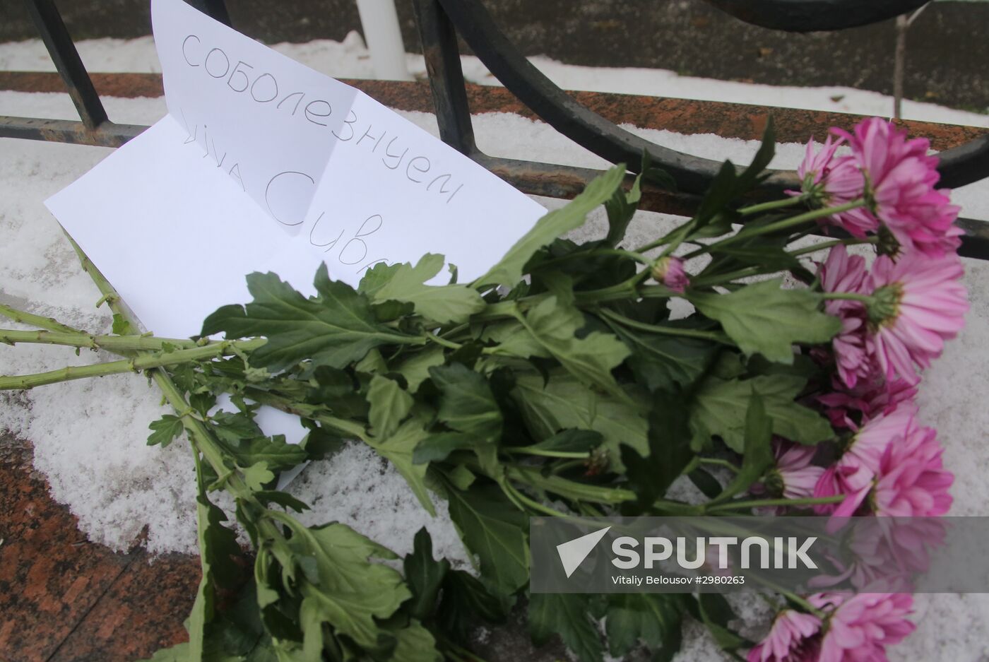 Moscow residents bring flowers to Cuban Embassy in memory of Fidel Castro