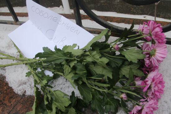Moscow residents bring flowers to Cuban Embassy in memory of Fidel Castro