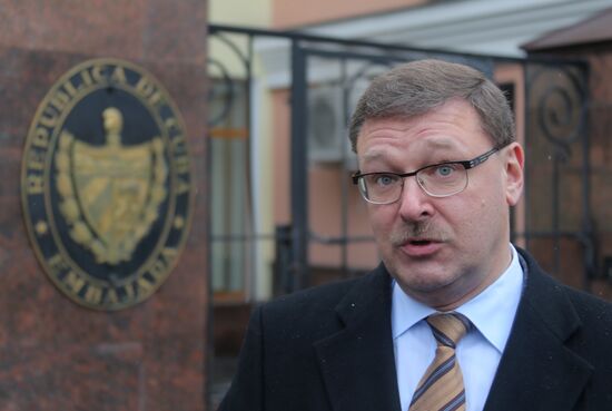 Moscow residents bring flowers to Cuban Embassy in memory of Fidel Castro