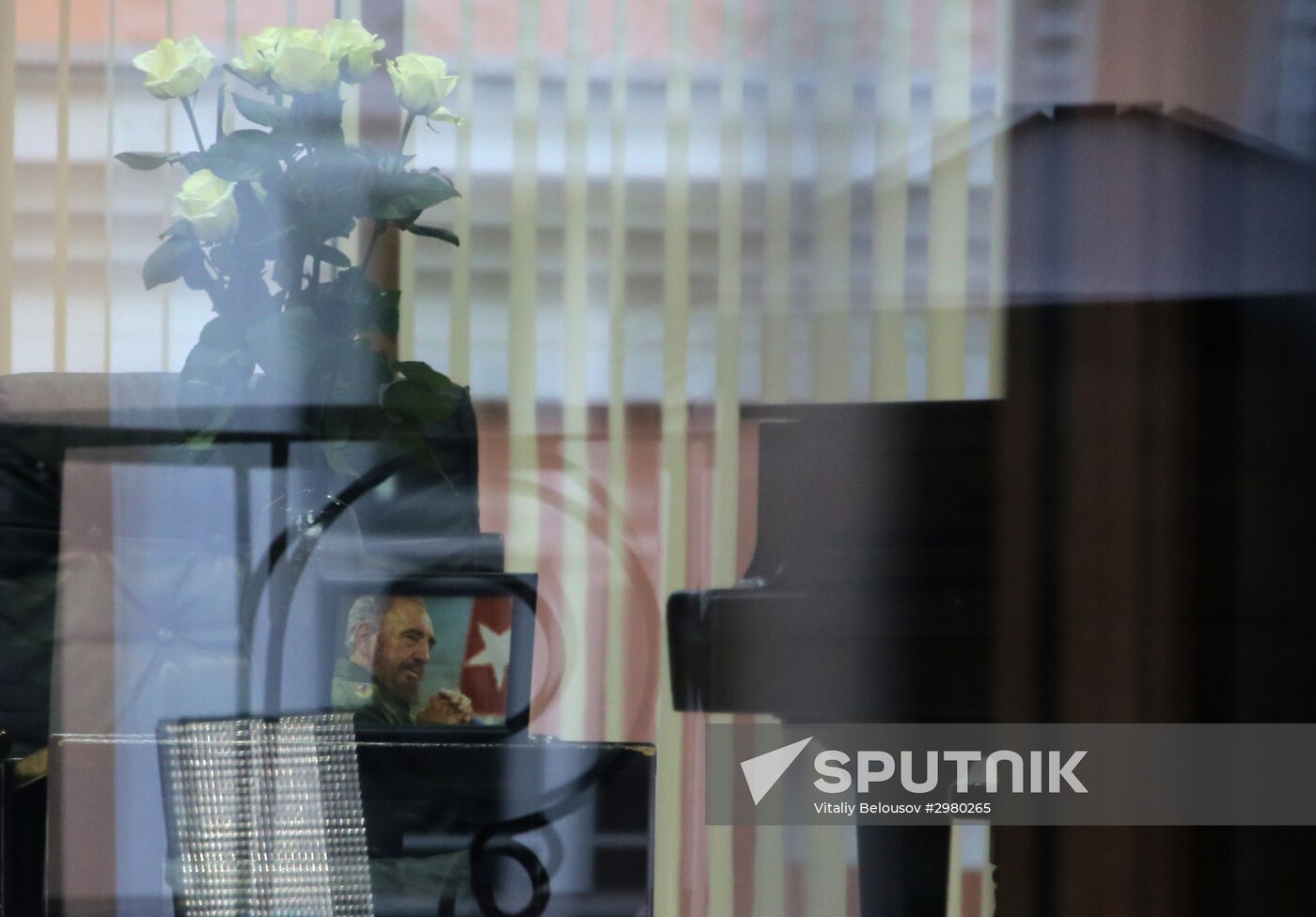 Moscow residents bring flowers to Cuban Embassy in memory of Fidel Castro