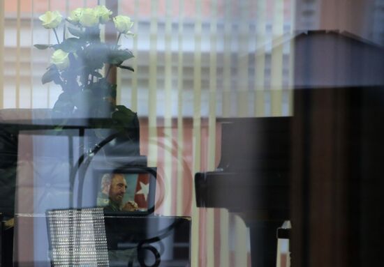 Moscow residents bring flowers to Cuban Embassy in memory of Fidel Castro