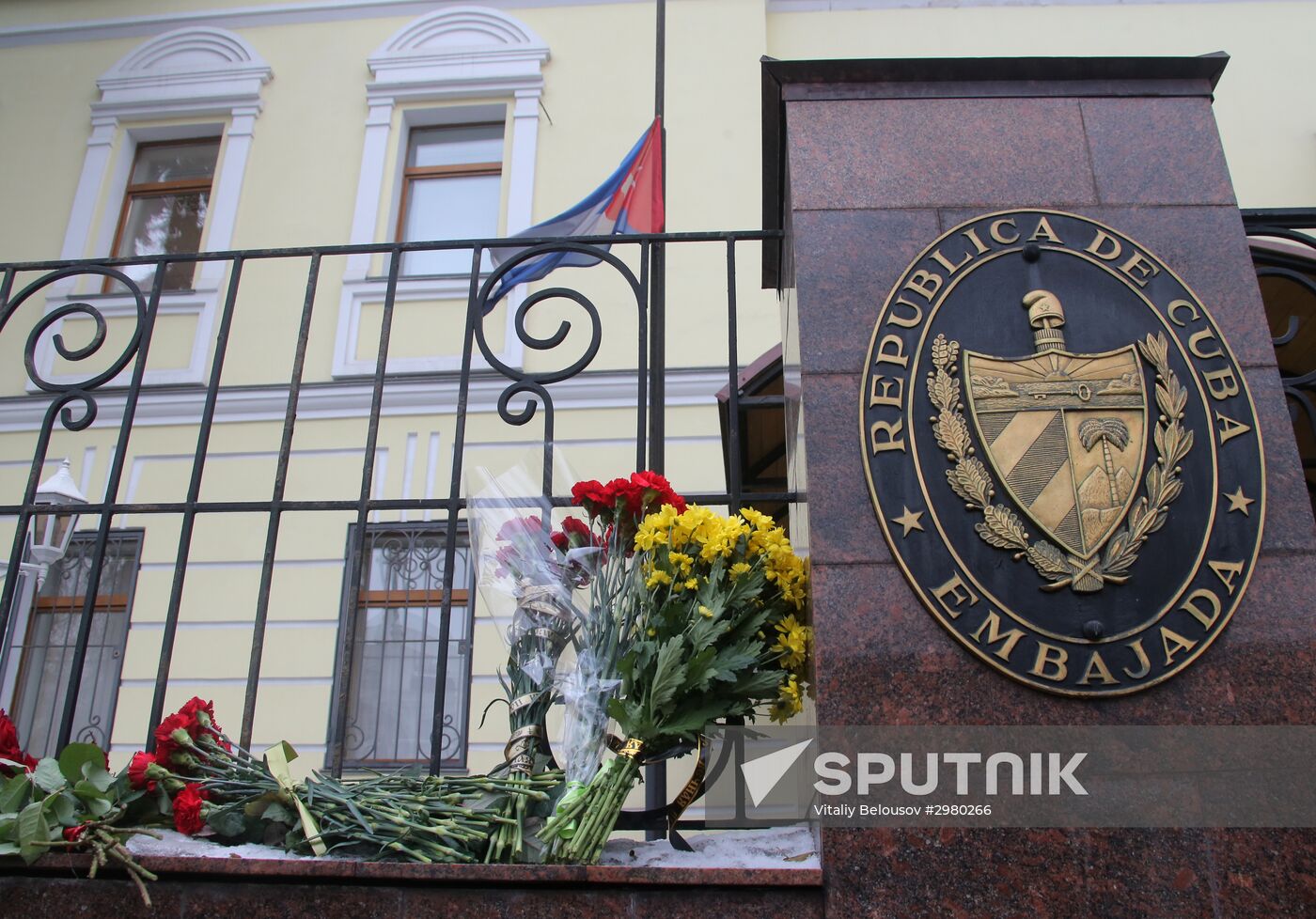 Moscow residents bring flowers to Cuban Embassy in memory of Fidel Castro