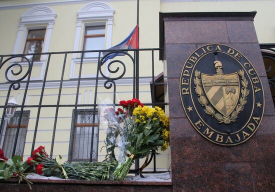 Moscow residents bring flowers to Cuban Embassy in memory of Fidel Castro