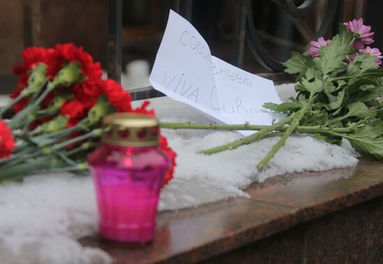 Moscow residents bring flowers to Cuban Embassy in memory of Fidel Castro