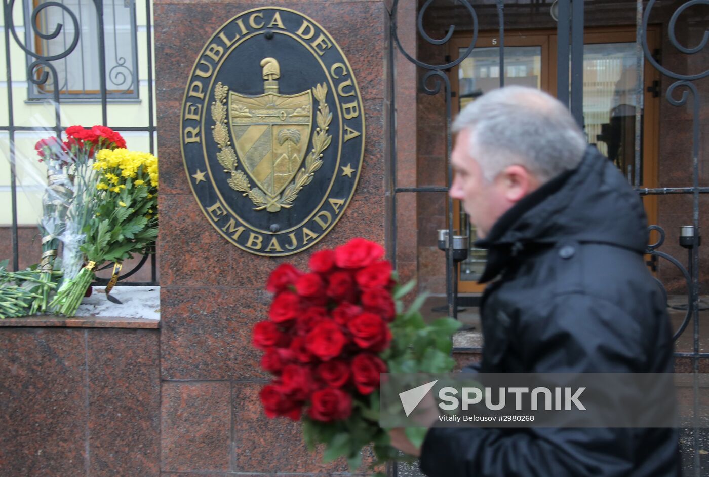 Moscow residents bring flowers to Cuban Embassy in memory of Fidel Castro
