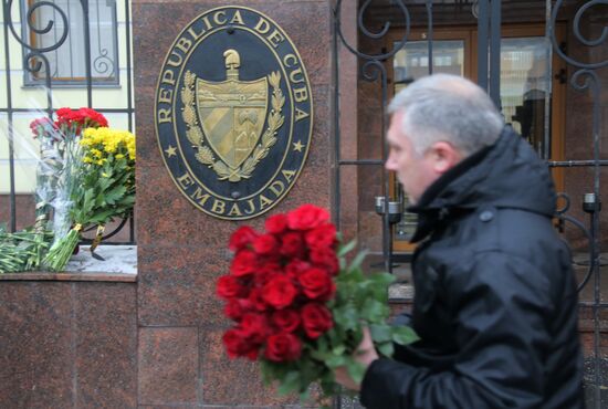 Moscow residents bring flowers to Cuban Embassy in memory of Fidel Castro