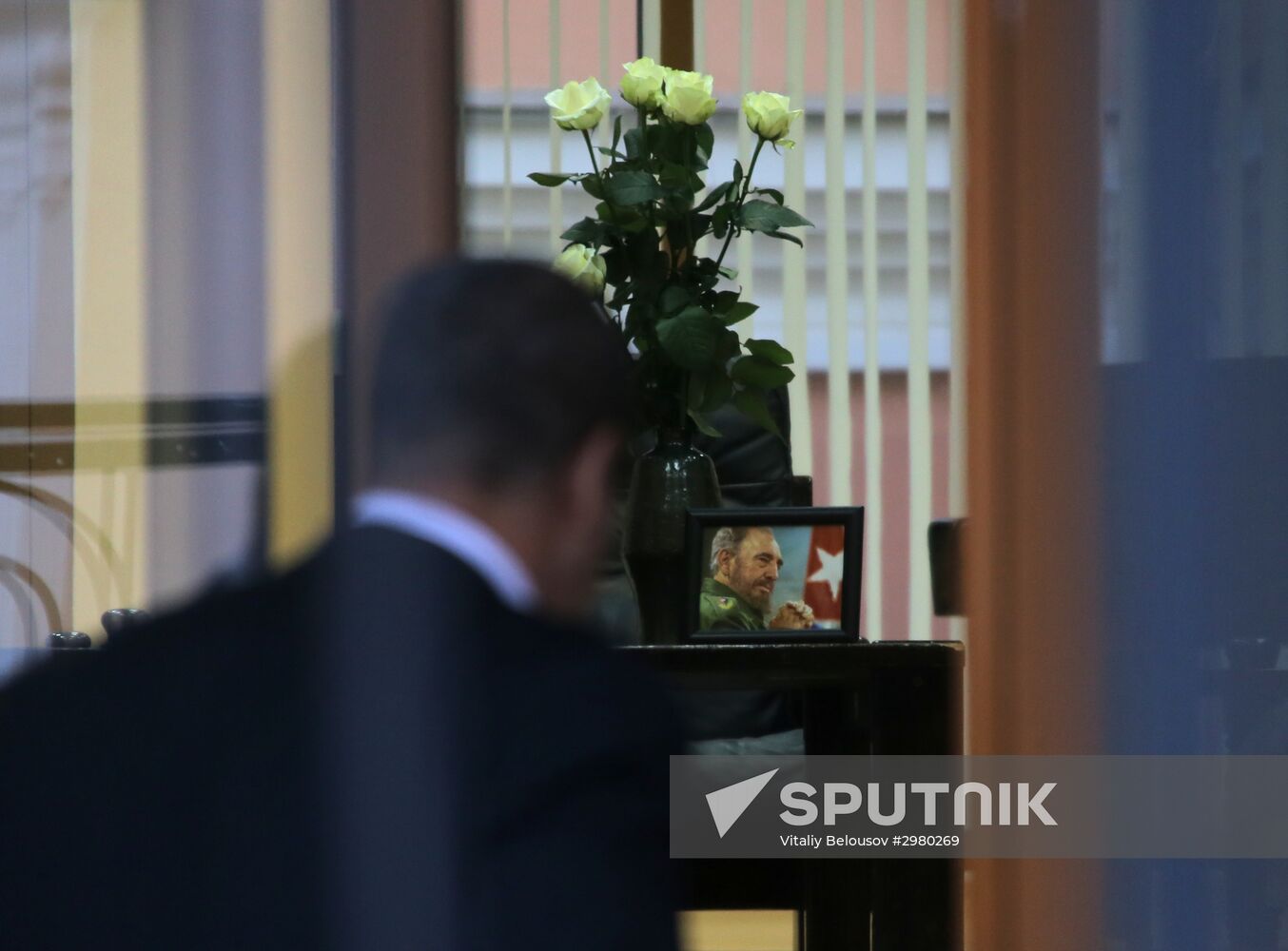 Moscow residents bring flowers to Cuban Embassy in memory of Fidel Castro