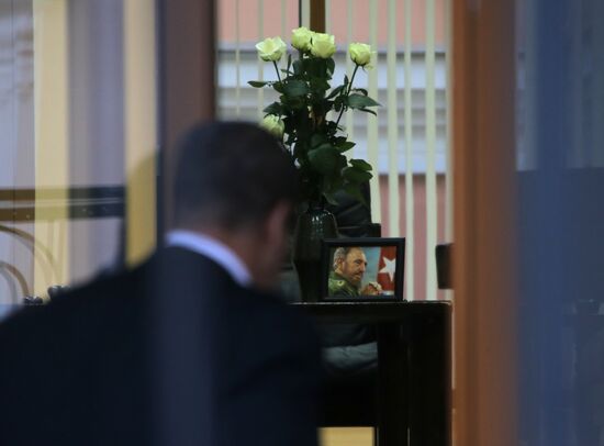 Moscow residents bring flowers to Cuban Embassy in memory of Fidel Castro
