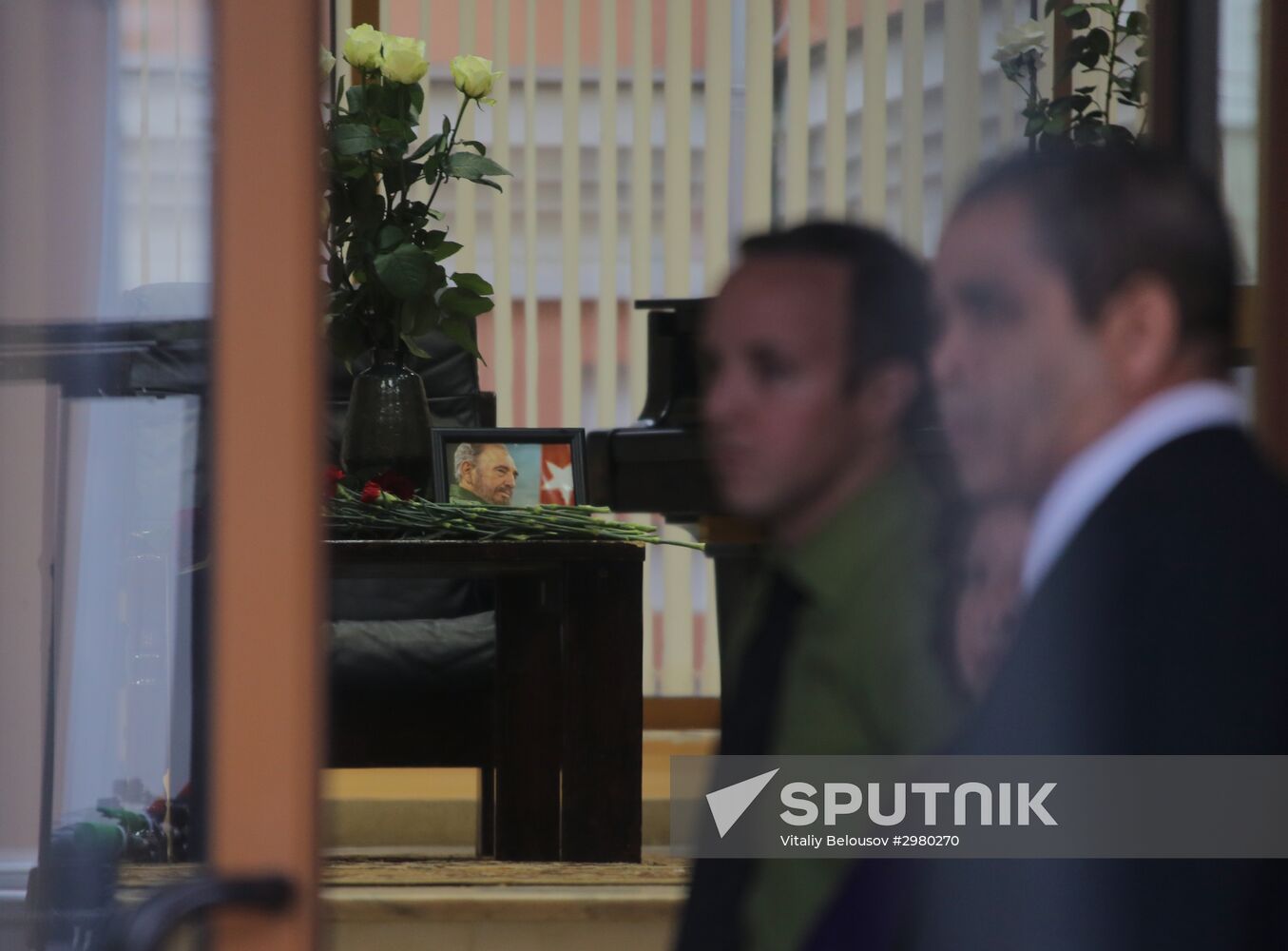 Moscow residents bring flowers to Cuban Embassy in memory of Fidel Castro