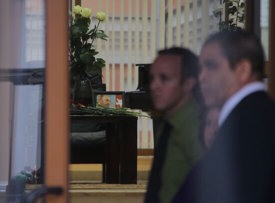 Moscow residents bring flowers to Cuban Embassy in memory of Fidel Castro