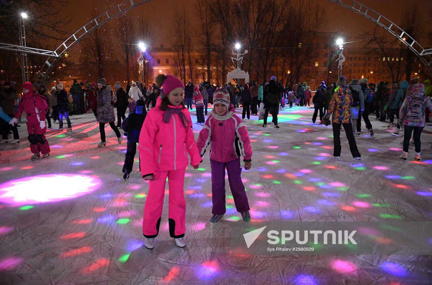 Skating rink opened in Moscow Hermitage Garden