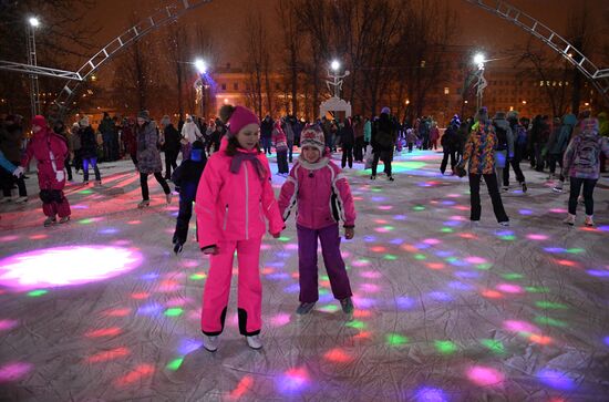 Skating rink opened in Moscow Hermitage Garden